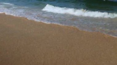 Phuket, Tayland 'da beyaz köpük dalgalı tropik kumlu sahil