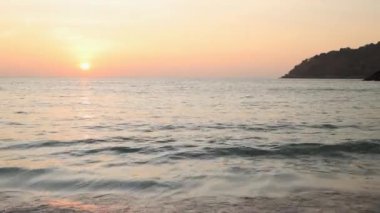 Phuket sahilinde deniz batımının manzarası. Beyaz köpük dalgalı tropik kumlu sahil. 