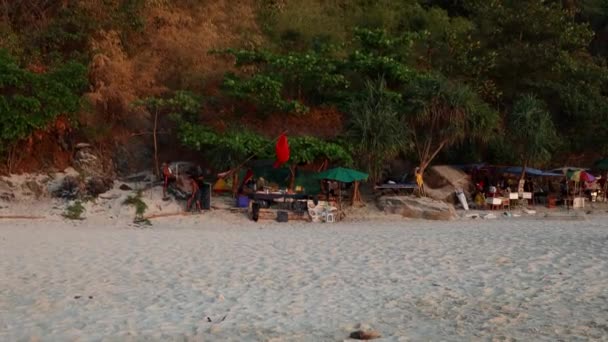 Strand op Phuket eiland. Lokale verkopers verkopen voedsel op de stranden — Stockvideo