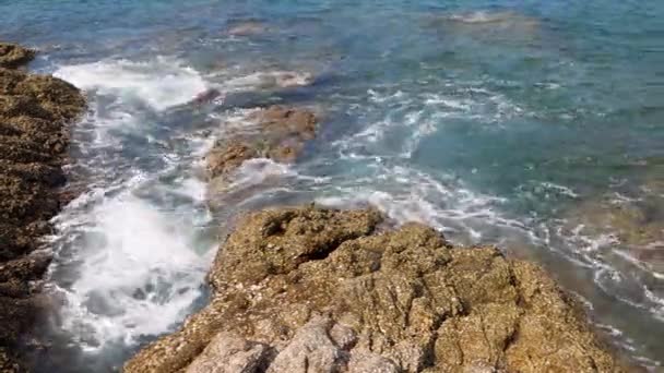 Klippiga kusten på Phuket. Vågor kraschar mot stora stenar. — Stockvideo