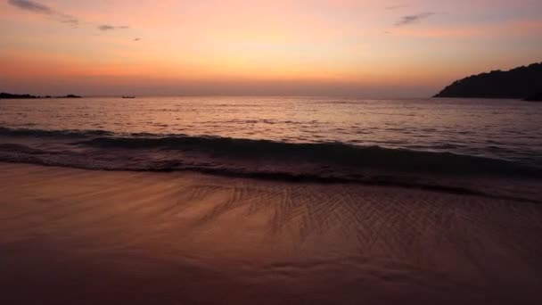 Krajina pohled na západ slunce v moři na pláži Phuket. Loď a kopce v pozadí — Stock video