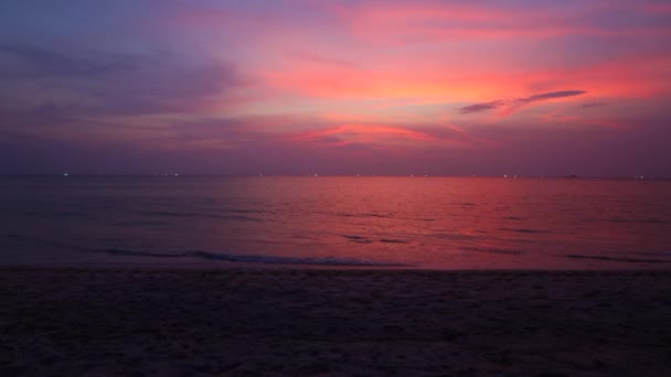 Blick auf den Sonnenuntergang im Meer am Strand von Phuket. Tropischer Sandstrand mit weißen Schaumwellen. Thailand — Stockvideo