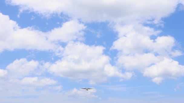 Пасажирський літак летить до аеропорту біля пляжу Май Хао в Пхукеті.. — стокове відео