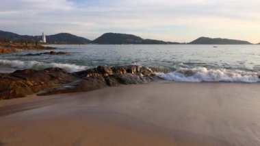 Phuket 'te tropik bir sahil. Dalgalar büyük kayalara çarpar.