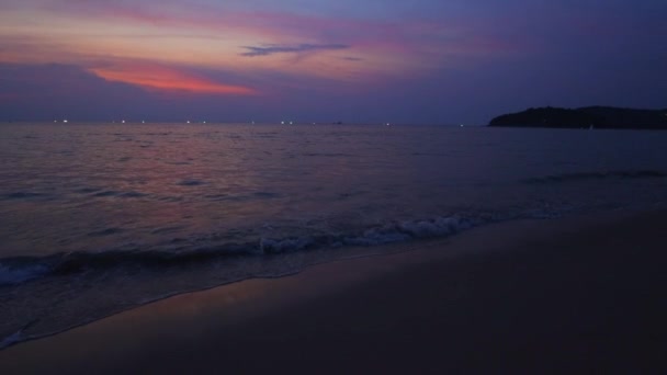 Tájkép kilátás naplemente a tengerben Phuket tengerparton. Trópusi homokos strand hullámokkal. — Stock videók