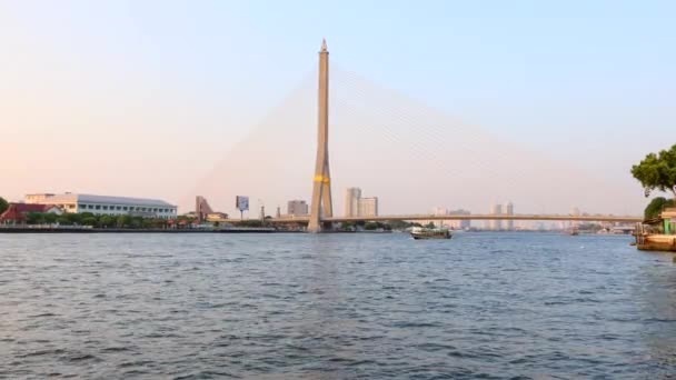 Veduta del fiume Chao Phraya e del ponte sotto il quale galleggia il trasporto locale di passeggeri fluviali — Video Stock