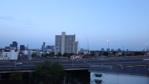 曼谷夕阳西下.公路上的汽车交通 — 图库视频影像