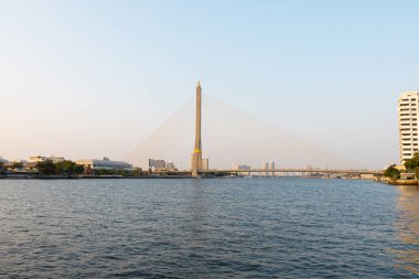 Chao Phraya nehri manzarası ve nehir üzerindeki köprü. Bangkok, Tayland