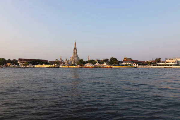 Vista do Templo Wat Arun a partir do rio Chao Phraya. Templo budista. Banguecoque. Tailândia — Fotografia de Stock