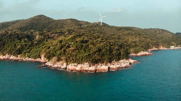 Lamma adasındaki dağlar ve denizle çevrili. Dağın tepesinde bir yel değirmeni var. Hong Kong — Stok fotoğraf
