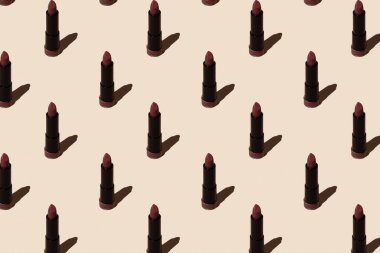 Bej bir arka planda kusursuz ruj izi. Kadın kozmetik ürünü