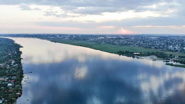 Brede rivier de Dnjepr. Er is een stad aan de ene kant van de rivier en zomerhuisjes aan de andere kant — Stockfoto