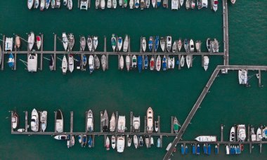 Tekneleri ve yatları olan bir rıhtım. Marina körfezi. Üst hava görüntüsü