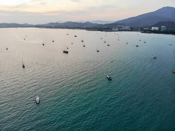 Gün batımında denizdeki pek çok yat ve teknenin havadan görüntüsü. Malezya