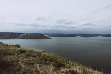 Dniester nehri kıyısındaki kayalık uçurumlarla Bakota Körfezi manzarası. Podilski Tovtry