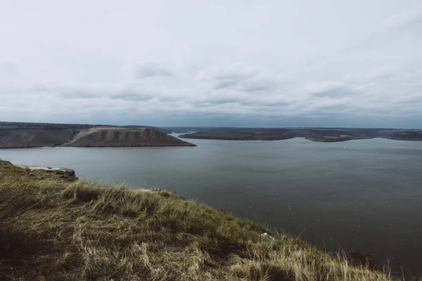 Vista da Baía de Bakota com penhascos rochosos junto ao rio Dniester. Podilski Tovtry Fotos De Bancos De Imagens
