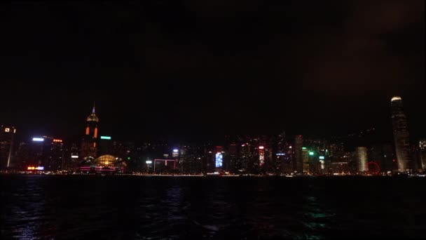 Espectáculo de luz láser en el terraplén de Hong Kong en la Avenida de las Estrellas — Vídeos de Stock