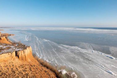 Dinyeper nehri ve Karadeniz yakınlarındaki kil dağlar, kayalar ve tepelerin kış manzarası. Estuary buzla kaplı. Stanislav, Ukrayna.