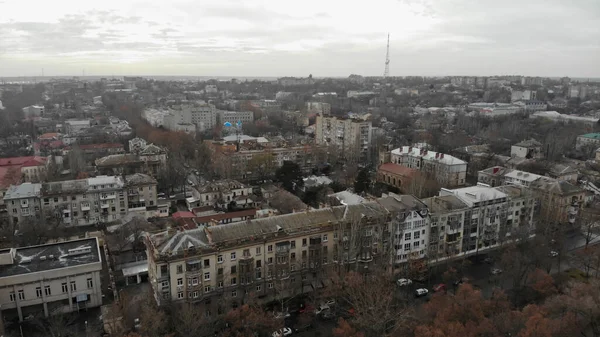 Вид з повітря на місто. Тут є будинки, машини, дерева без листя. Україна, Миколаїв — стокове фото