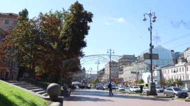 Kiev 'de hangi arabaların sürdüğü yoğun bir yol. İnsanlar kaldırımlarda yürür Khreshhatyk caddesinde
