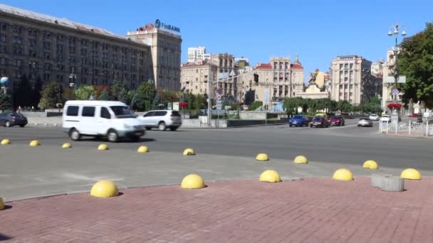 Route occupée le long de laquelle les voitures conduisent à Kiev. Rue Khreshchatyk — Video