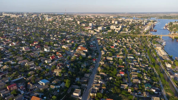 Flygfoto över staden Kherson. Bostadsbyggnader med gröna träd runt på stranden av floden Dnepr. — Stockfoto