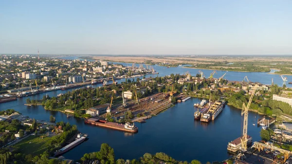 Vista aérea da cidade de Kherson. O rio Dnieper do qual há guindastes e navios. Área residencial com casas Fotos De Bancos De Imagens