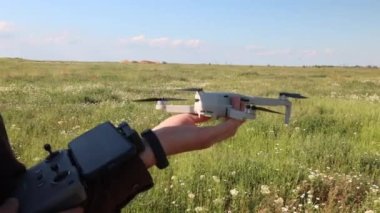 Genç adam uzaktan kumandayı elinde tutuyor ve fırlatıyor.