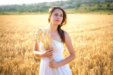 sivri günbatımında tutan bir alan kız