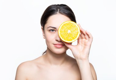 bir kesim turuncu göz önünde tutan kız