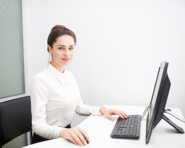 Ofiste çalışan genç bir iş kadını.