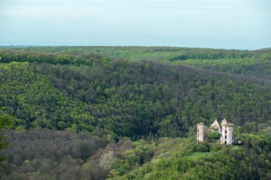 ormanda bir tepe üzerinde eski kale