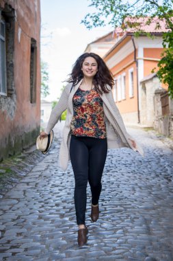 caddeden aşağı doğru koşan turist kız