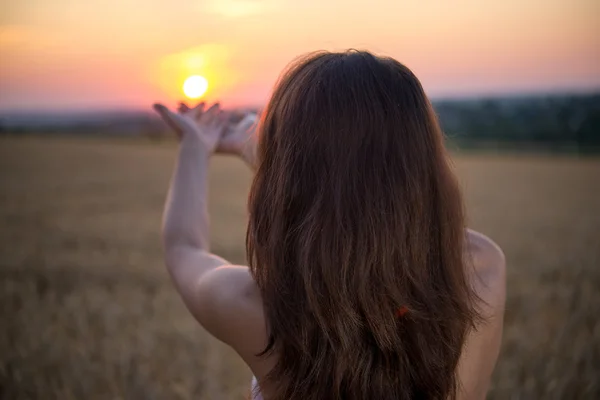 Niña levantó las manos al atardecer — Foto de Stock