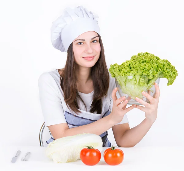 Köchin hält einen Teller Salat in der Hand — Stockfoto