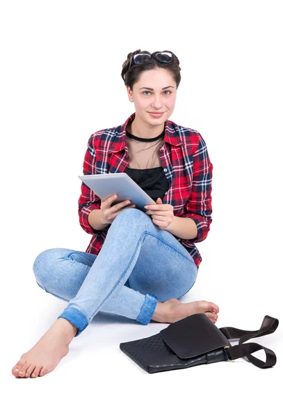 Meisje student met tablet zittend op de vloer — Stockfoto