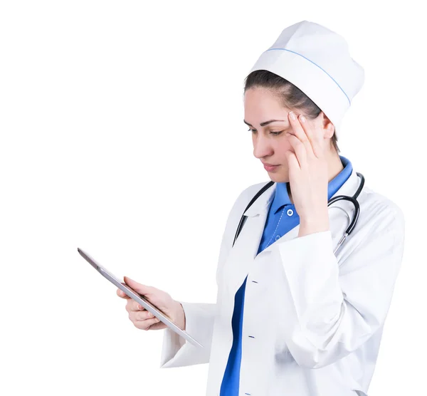 Médico feminino pensativo olhando para tablet — Fotografia de Stock