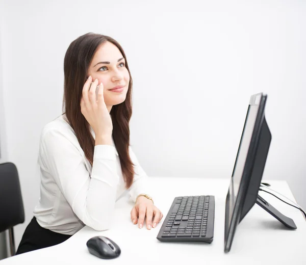 Jonge zakenvrouw spreekt op de telefoon op het werk — Stockfoto