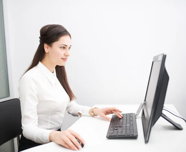 Mladá podnikatelka pracující s počítačem v kanceláři Stock Snímky