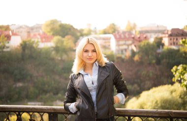 güzel kız köprü korkuluk, ayakta