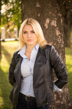 güzel kız bir ağacın yanında ayakta