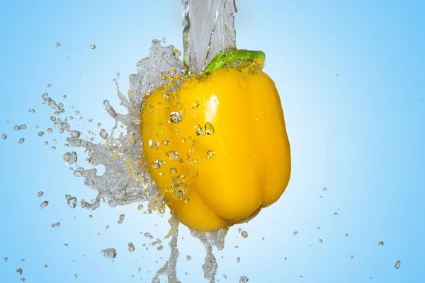 Spruzzare con pepe giallo — Foto Stock