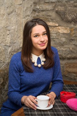 bir bardak içki ve hediye ile oturan güzel kız