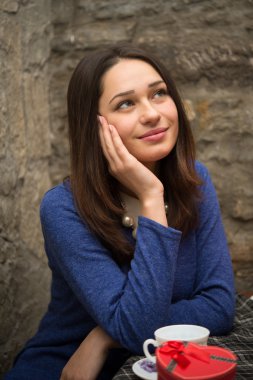 içki ve Hediyelik kupa ile rüya gibi güzel kız