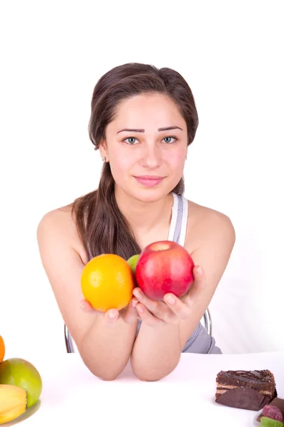 Menina bonita segurando frutas na mão — Fotografia de Stock