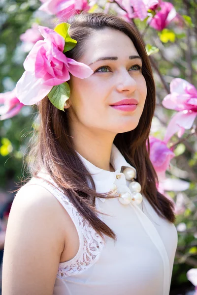 Chica de ensueño con flor de magnolia en el pelo — Foto de Stock