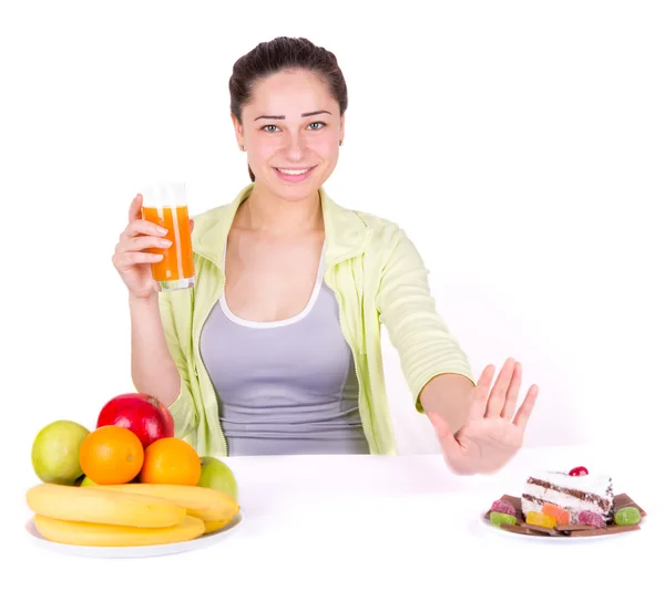 Mädchen wählt Obst statt Süßigkeiten — Stockfoto