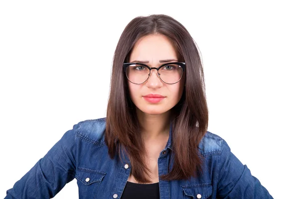 Menina elegante em óculos olha para a frente — Fotografia de Stock