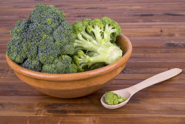 Broccoli in a bowl with a spoon — ストック写真