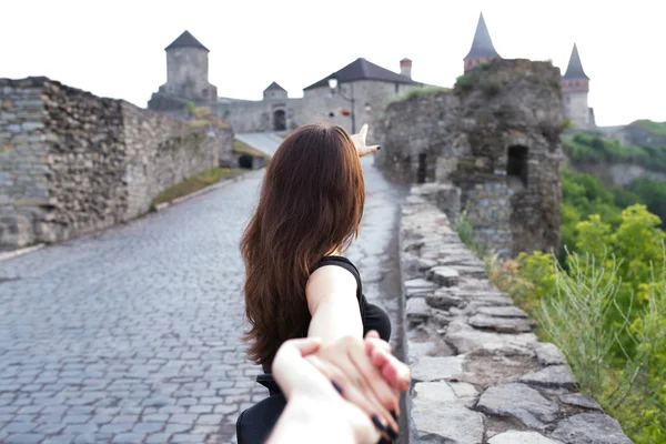 Chica va sosteniendo la mano — Foto de Stock